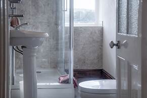 Dragons Den - 2 Bedroom Apartment - Tenby