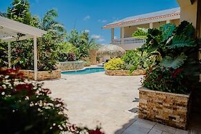 Spacious 4-bedroom Apartment 2 km From Eagle Beach