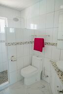 Huge 4-bedroom Apartment 2 km From Eagle Beach