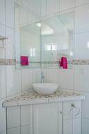 Huge 4-bedroom Apartment 2 km From Eagle Beach