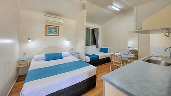 22 on Bowen Motel
