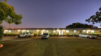 22 on Bowen Motel