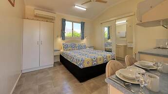 22 on Bowen Motel