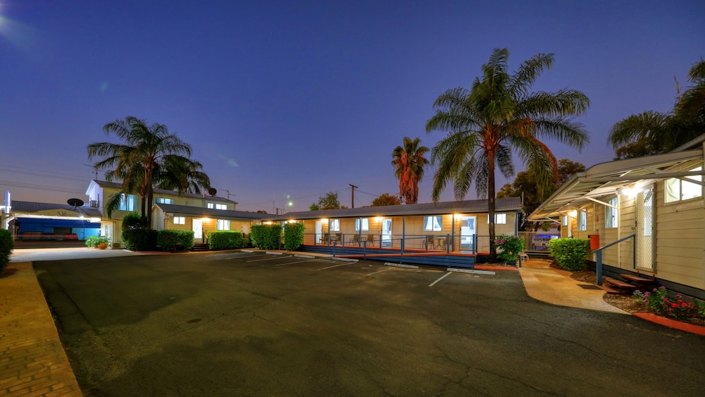 22 on Bowen Motel