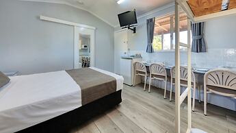 22 on Bowen Motel