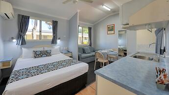 22 on Bowen Motel