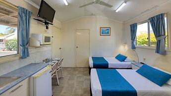 22 on Bowen Motel