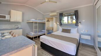 22 on Bowen Motel