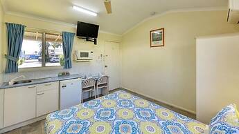 22 on Bowen Motel