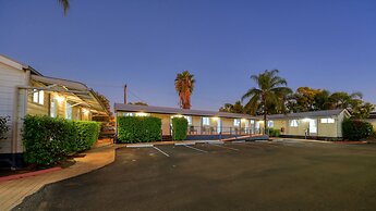 22 on Bowen Motel