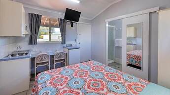 22 on Bowen Motel