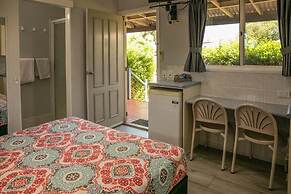 22 on Bowen Motel