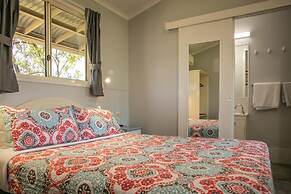 22 on Bowen Motel