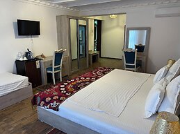 Suzangaron Boutique Hotel