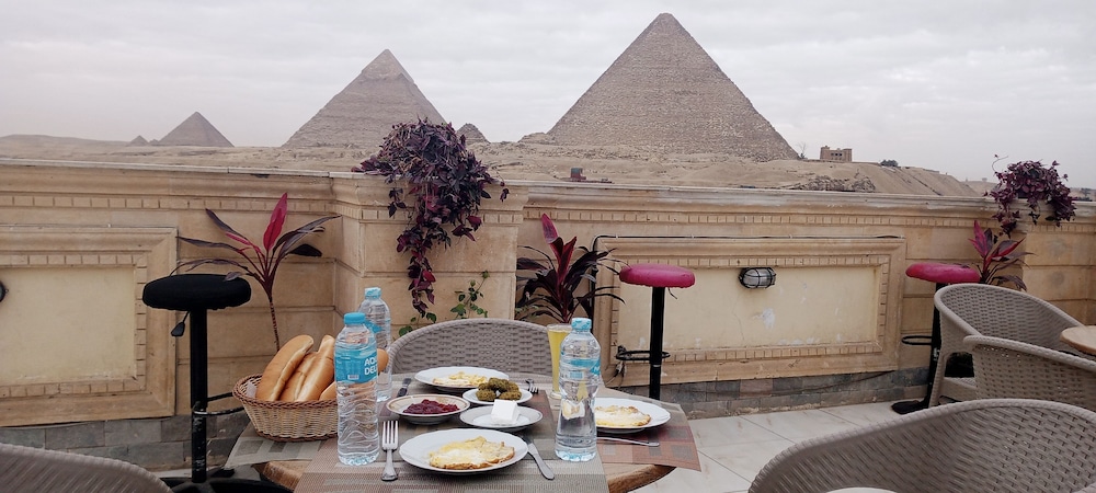 ZEINA PYRAMIDS INN