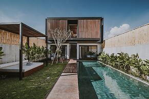 RED SUNSET VILLA CANGGU 5 MIN WALK BEACH