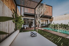RED SUNSET VILLA CANGGU 5 MIN WALK BEACH
