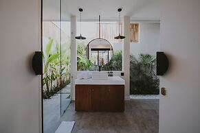 RED SUNSET VILLA CANGGU 5 MIN WALK BEACH