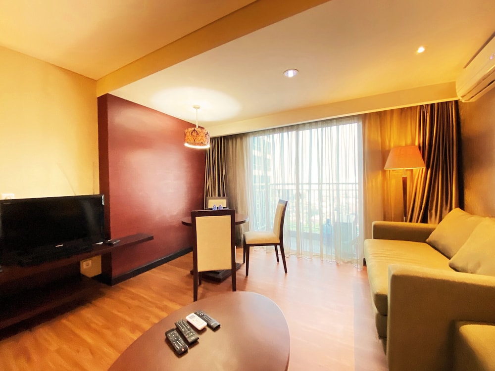 Fancy And Nice Studio At El Royale Apartment