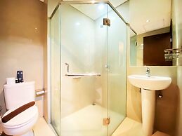 Fancy And Nice Studio At El Royale Apartment