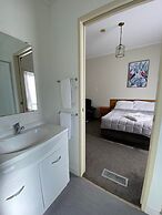 Airport Westney Lodge