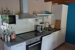 2 Bed Flat - Pets - Pool - Garden - Parking
