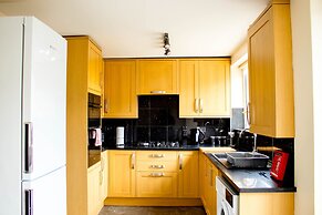 Spacious 5-bed House! Tilbury! Free Parking!