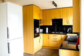 Spacious 5-bed House! Tilbury! Free Parking!