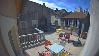 A L'OMBRE DU PALAIS