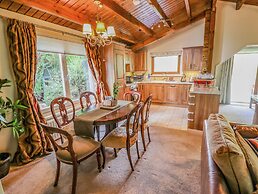 Lakeside Lodge Retreat