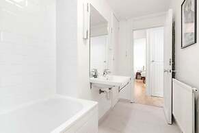Bright Bayswater Apartment