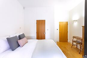 Bright & Comfortable Angel Apartment