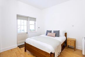 Bright & Comfortable Angel Apartment