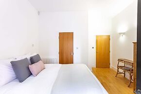 Bright & Comfortable Angel Apartment