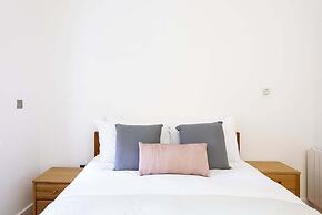 Bright & Comfortable Angel Apartment