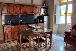 2 Bed House Sleeps 3 - Wifi, Aircon, Balcony