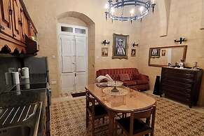 2 Bed House Sleeps 3 - Wifi, Aircon, Balcony