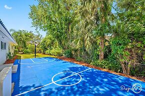 8BR Villa with Heated Pool Near Beach