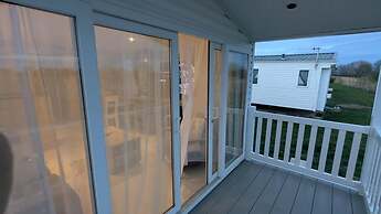 Lighthouse Lodge - Dog Friendly Nr Sutton on Sea