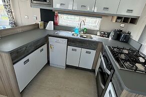 Lighthouse Lodge - Dog Friendly Nr Sutton on Sea