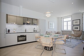 Liiiving -Luxury Beachfront Apartment IV