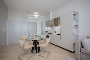 Liiiving -Luxury Beachfront Apartment IV