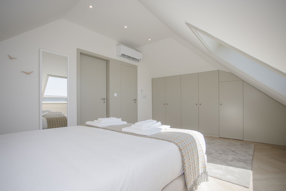Liiiving - Luxury Beachfront Apartment V
