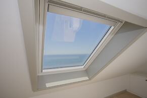 Liiiving - Luxury Beachfront Apartment V
