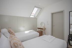 Liiiving - Luxury Beachfront Apartment V