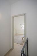Liiiving - Luxury Beachfront Apartment V