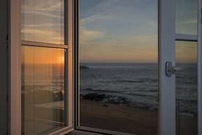 Liiiving - Luxury Beachfront Apartment V