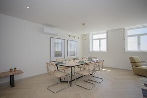 Liiiving - Luxury Beachfront Apartment V