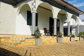 House - Sleeps 6 - Parking - Garden