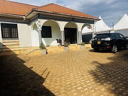 House - Sleeps 6 - Parking - Garden